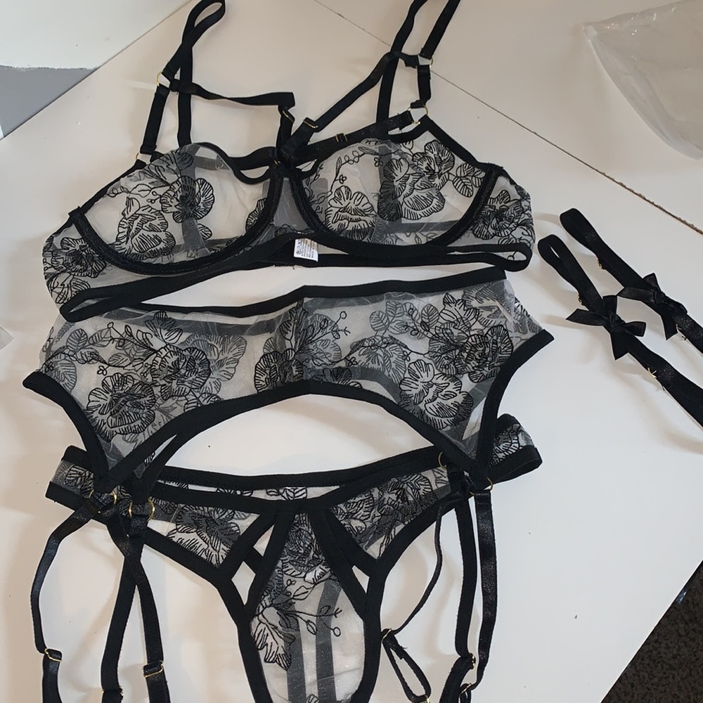 Lace Floral Lingerie Set w/ Garter - Picture 3 of 9